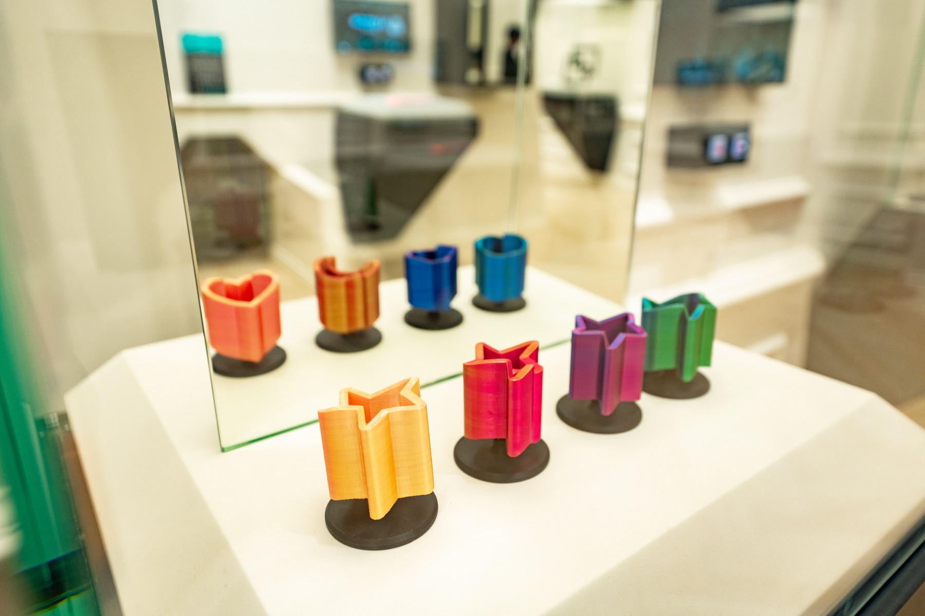 Enfants émerveillés par une exposition interactive à illusion Nice