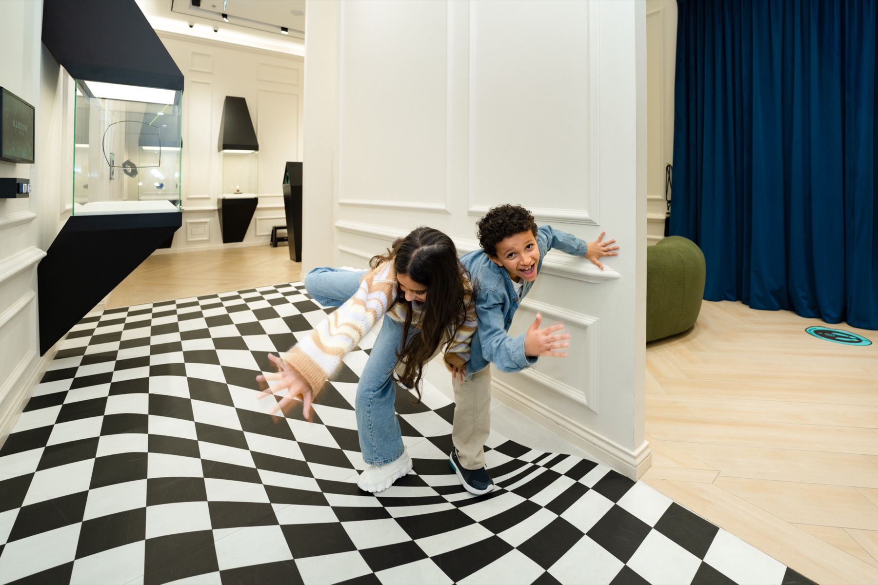 Visiteurs découvrant les illusions d'optique à illusion Nice